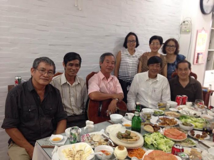 mo-thay-ban-be-danh-so-gi-7 Chiêm bao thấy nhiều người bạn cũ đến nhà mình chơi